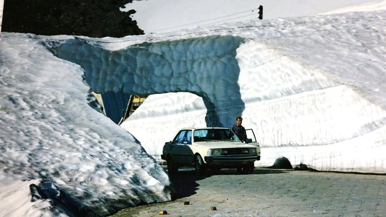 Julio Vacchi y su auto en uno de sus viajes de Caviahue a Copahue después de una de las mayores nevadas, en 1994. 