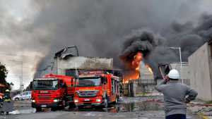 Dantesco incendio en Avellaneda provocó una enorme nube negra y evacuación de vecinos