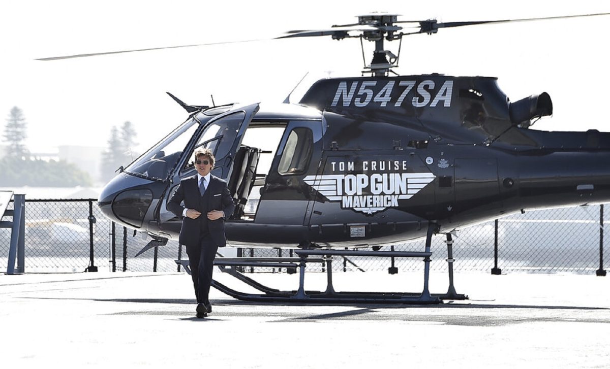 Tom Cruise llegó a la premiere de Top Gun: Maverick manejando él mismo un helicóptero. (Foto: AP)