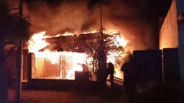 La precaria vivienda fue consumida por las llamas