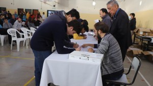 Más de 300 estudiantes de Roca recibieron una netbook del Ministerio de Educación