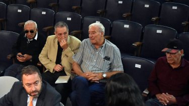 Raúl Aceituno, exmiembro de la Triple A (de saco claro). (Foto Página 12)