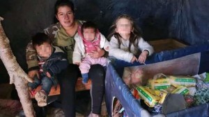 Desesperado pedido de una mujer que se quedó en la calle con sus tres hijos en Roca