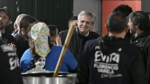 Video: Alberto Fernández se subió al escenario y cantó durante el acto del 25 de Mayo