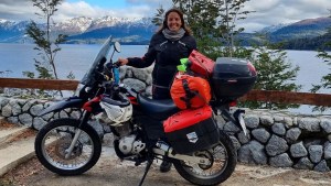 La aventura de Aldana en moto: de lago Huechulafquen a Bariloche por la mágica ruta 40