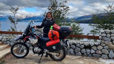 Aldana Humberto en la mítica ruta 40, en el famoso tramo de los Siete Lagos. Fotos: @Porlatierrayelmar