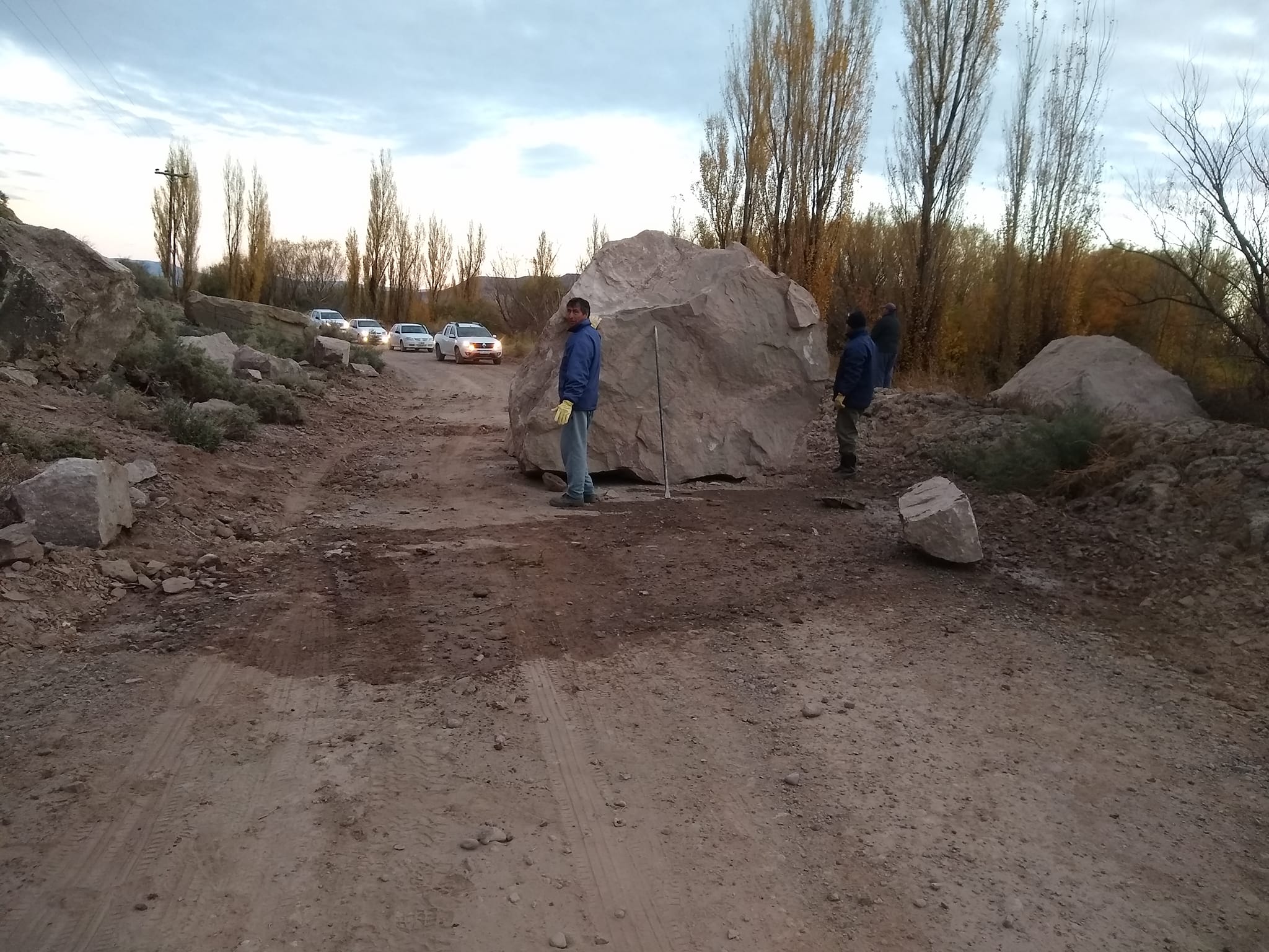 La salida a Bajada del Agrio se vio bloqueada por las enormes rocas. Foto: 6ladosnoticias.