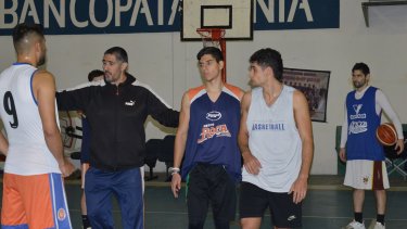 El DT Sebastián García prepara su tropa para recibir -mañana- a Indios de Moreno. Foto gentileza Prensa Deportivo Roca