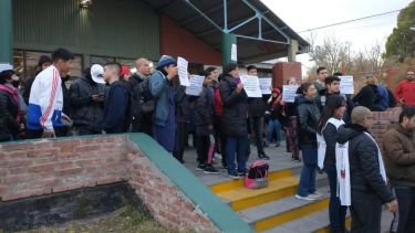 La Epet N°7 protestó junto a la dirigencia de ATEN capital.  Foto: Gentileza.