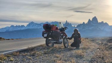 Aldana en el acceso a El Chaltén, Santa Cruz:. Espera llegar al km 0 de la ruta nacional 40 en los próximos días. @porlatierrayelmar