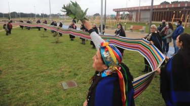 Las tejedoras rompieron el récord mundial por realizar un telar de mil metros. Foto: Confederación Mapuche Neuquén