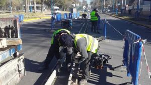 Avanza la construcción del derivador de tránsito frente al ingreso al hospital de Roca