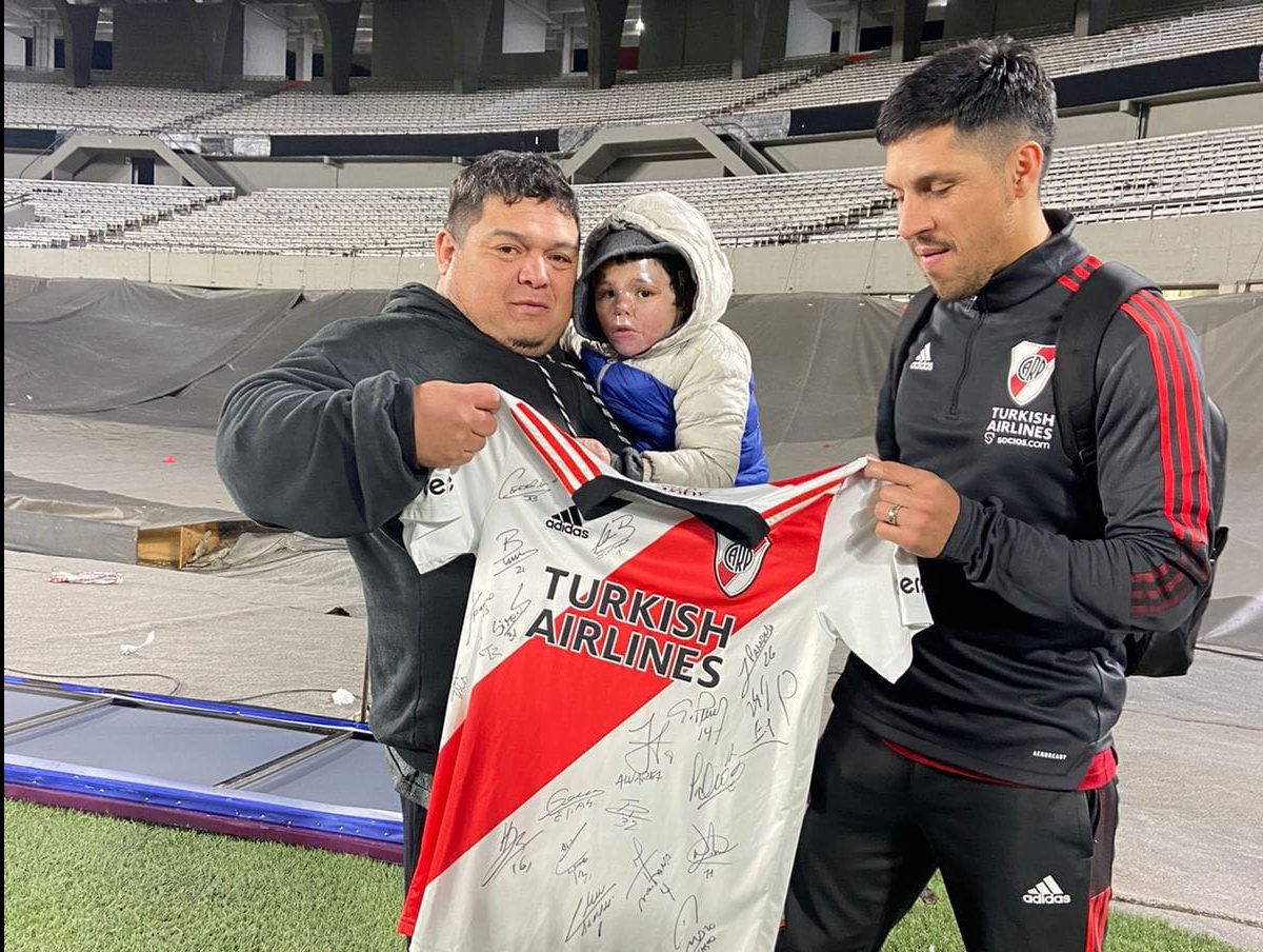 La foto de Tahiel junto a su papá, Diego, y Enzo Pérez. 