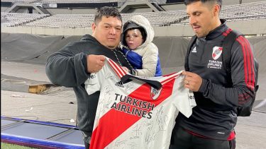 La foto de Tahiel junto a su papá, Diego, y Enzo Pérez. 