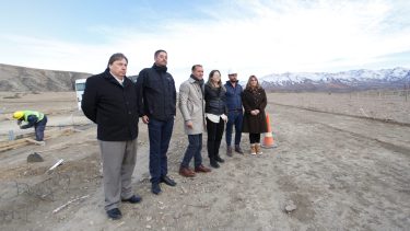 La polémica se generó porque en las primeras imágenes se interpreta que el gobernador de Neuquén desplazó de una nota a la ministra de Deportes, Alejandra Piedecasas. Foto: Neuquén Informa