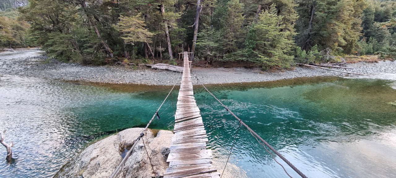 La pasarela sobre el increíble río Azul, el principio de todo. Foto: Federico Magri / El Bolsón Trekking. 