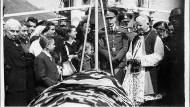 Edelmiro Julián Farrell, durante el traslado del cuerpo de Francisco Pascasio Moreno a la Isla Centinela. Arriba del ataúd estaba el poncho de Cipriano Catriel. Foto: gentileza Colectivo Guías (Grupo Universitario de Investigación en Antropología Social)