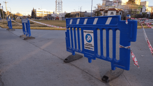 Tras un accidente, cortaron el tránsito en calle 9 de Julio y Sarmiento, en Roca