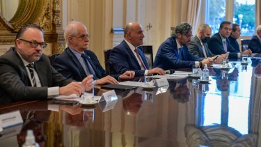 Gestos serios en la primera reunión de Gabinete en seis meses.