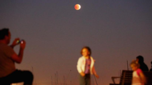 Eclipse de luna: habrá telescopios en Roca, Las Grutas Bariloche y El Bolsón para observarlo