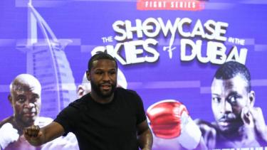 Mayweather se lució en una pelea de exhibición y mostró todo su repertorio