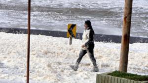 Murió una persona en Uruguay por un feroz ciclón que cubrió de espuma la costa