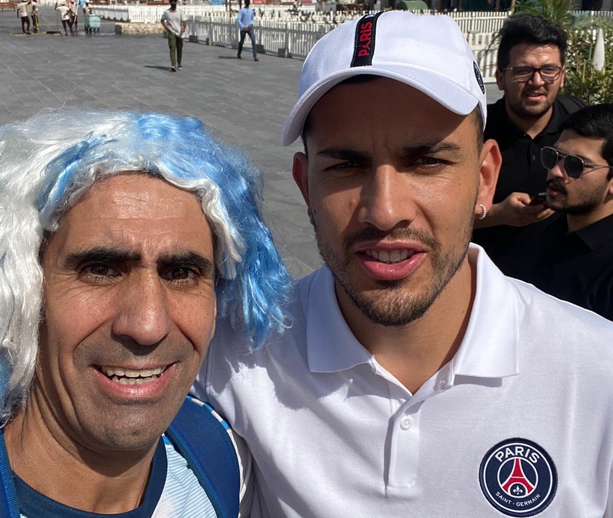 Con Leando Paredes ayer en un antiguo mercado de Doha. El PSG hizo una visita solidaria, Marcelo lo encontró y el cinco de la Selección le firmó la bandera. Foto: Marcelo Martínez.