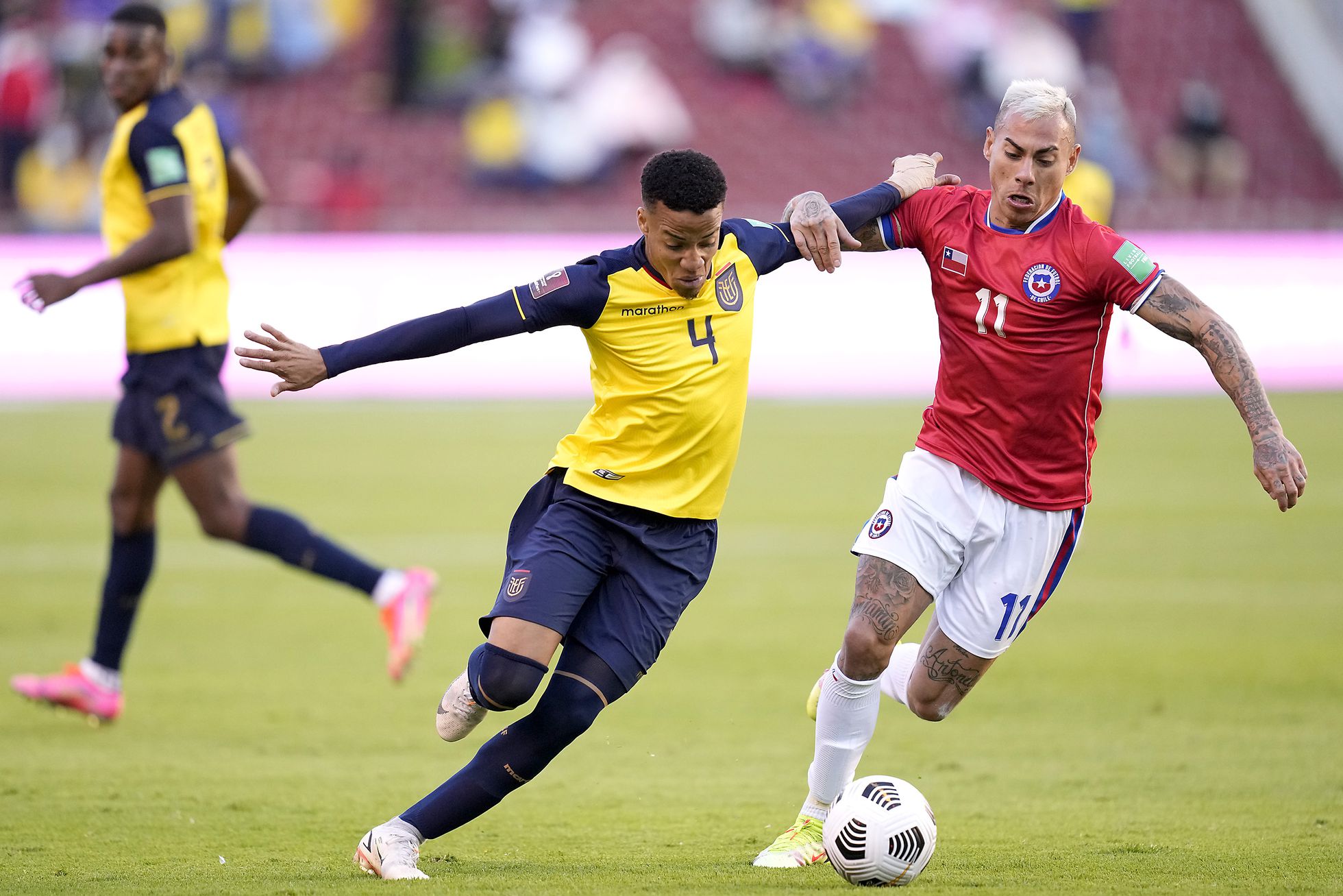 Entre otros rivales, Castillo jugó contra Chile, que ahora lo acusa de ser colombiano. 
