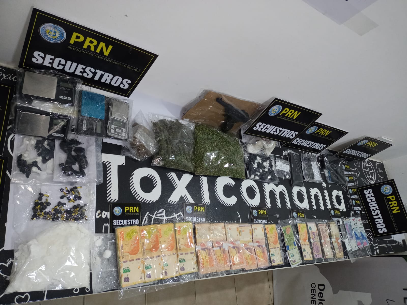 La droga y el dinero fueron secuestrados en distintos procedimientos que realizó Toxicomanía. Fotos gentileza.  