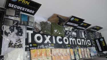 La droga y el dinero fueron secuestrados en distintos procedimientos que realizó Toxicomanía. Fotos gentileza.  
