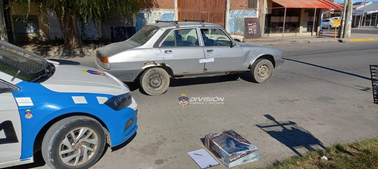 Luego de capturar el auto, se comprobó que habían arrojado el juguete en forma previa (Prensa policía de Neuquén)