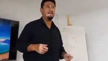 Mientras generaba risas y hablaba de dólares, Echegaray convencía a su auditorio de sumar más gente a Generación Zoe. (Gentileza).-