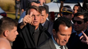 Bolsonaro en el aeropuerto, antes de reunirse con Musk. 