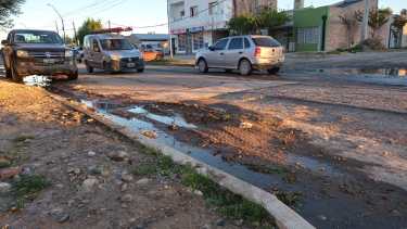 Con las lluvias, el agua sube a  las veredas de los vecinos de esta zona. Foto Rodrigo Sandoval
