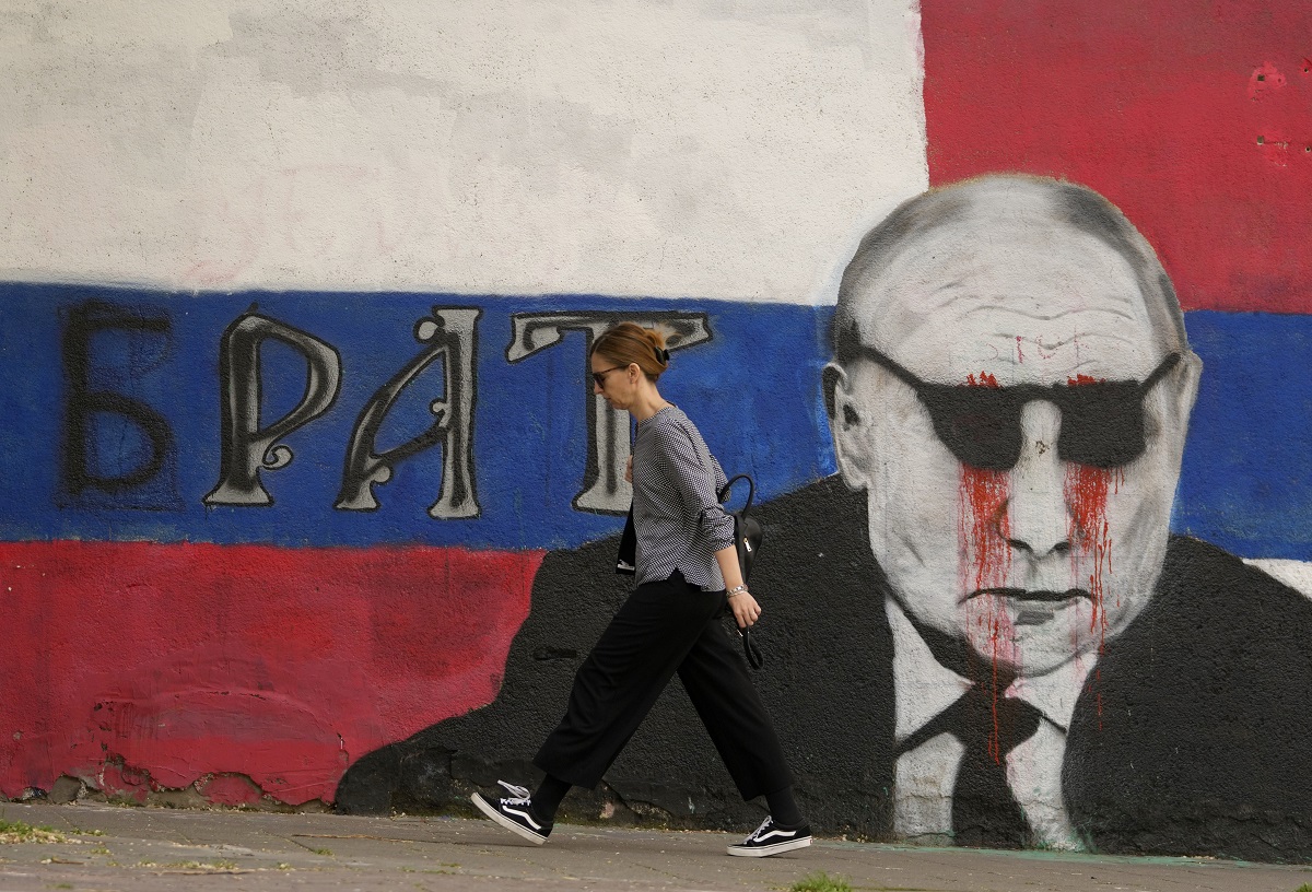 Mural contra Putin pintado en Serbia. Foto: AP 