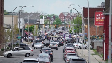  La policía acordona el sector del barrios tras atrapar al atacante (Derek Gee/The Buffalo News via AP)