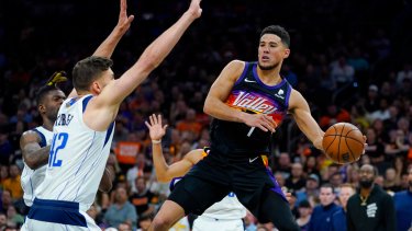 Devin Booker fue el máximo goleador de los Suns en la victoria sobre Dallas.. (AP Photo/Matt York)