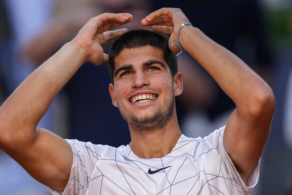 Alcaraz cumplió un sueño en Madrid: derrotó a su ídolo Nadal y se metió en las semifinales del Masters 1.000. (AP Photo/Bernat Armangue)