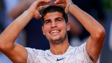 Alcaraz cumplió un sueño en Madrid: derrotó a su ídolo Nadal y se metió en las semifinales del Masters 1.000. (AP Photo/Bernat Armangue)