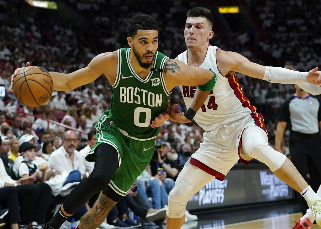 Jayson Tatum fue clave en la victoria de los Celtics. (AP Photo/Lynne Sladky)