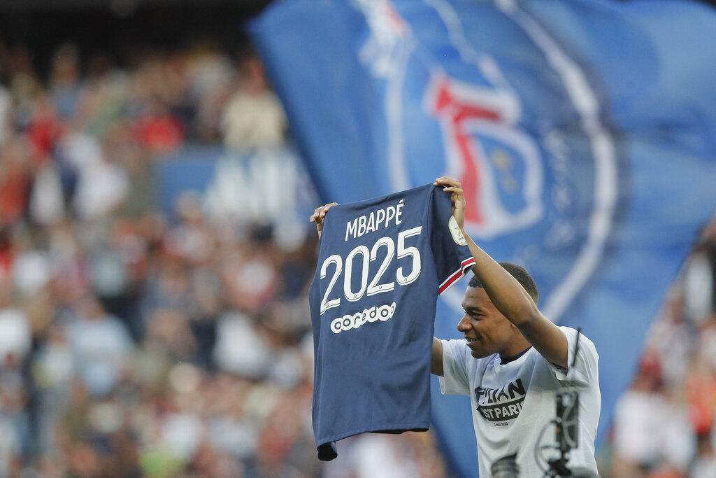 Mbappé anunció su continuidad en el PSG en la previa a la última fecha del torneo local. (AP Photo/Michel Spingler)