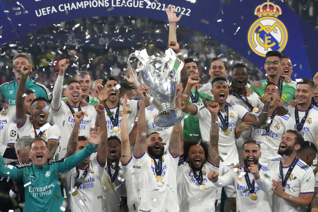 Karim Benzena levanta un nuevo título para el Real Madrid. (AP Photo/Frank Augstein)