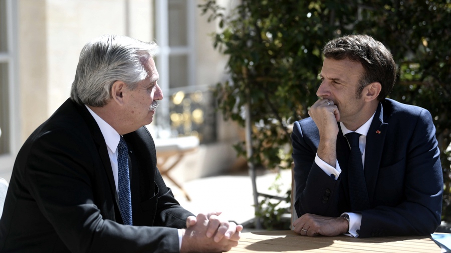 Alberto Fernández y Emmanuel Macron ayer, durante el último día de la gira del presidente por Europa. (Foto: Télam)