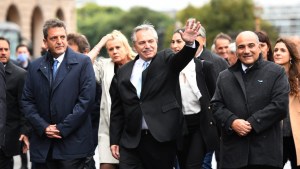 Esto es en off: El baño albertista de Alberto para el 25 de Mayo