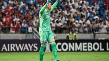 Franco Armani fue la gran figura del partido en Brasil.