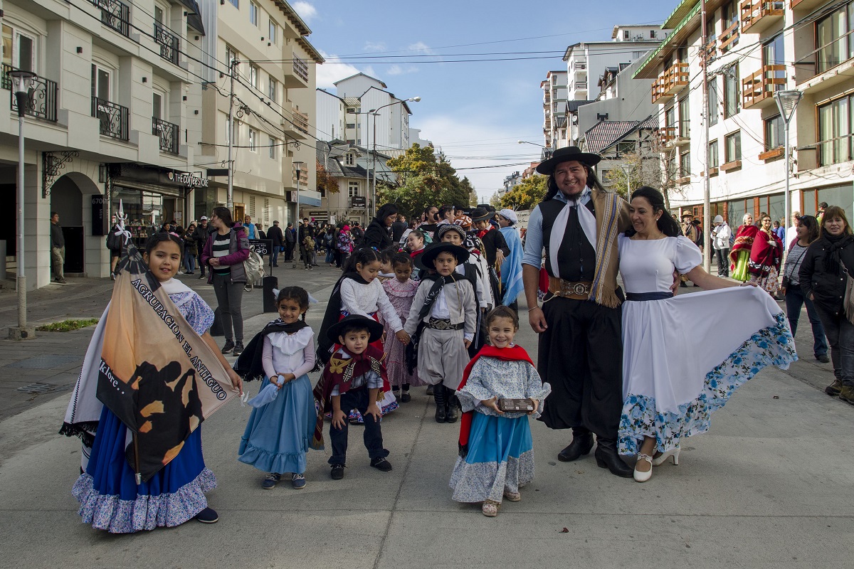 La agrupación Los Antiguos se sumó al desfile por los 120 años de Bariloche. Foto: Marcelo Martínez