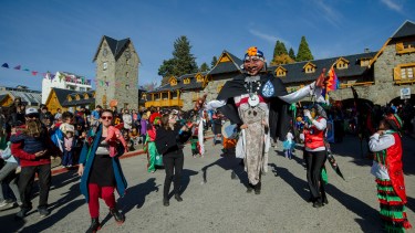 La fiesta titiritera se vivió a pleno este sábado, en el Centro Cívico de Bariloche. (foto Marcelo Martínez)