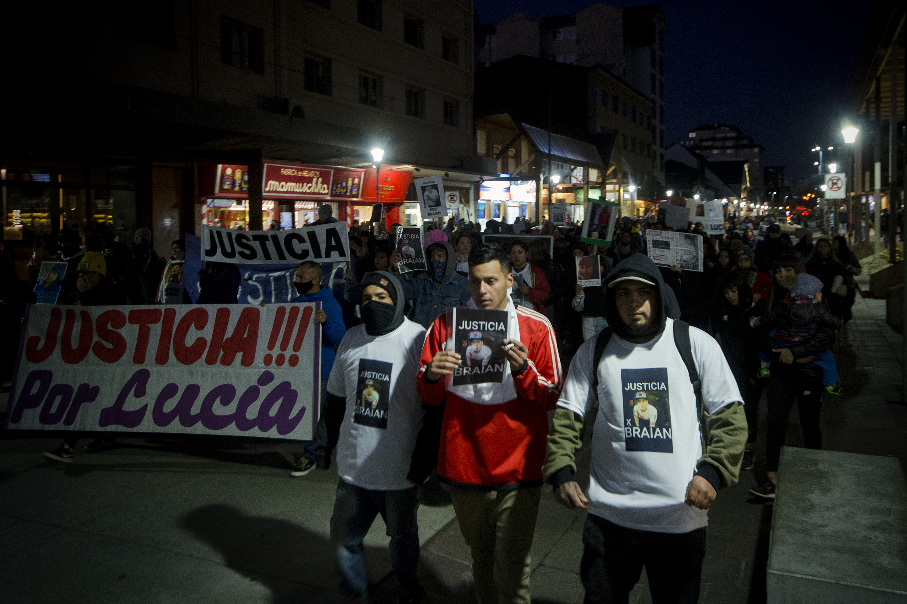 Alrededor de 200 personas participaron de la marcha para pedir que los homicidios no queden impunes. (Marcelo Martínez)