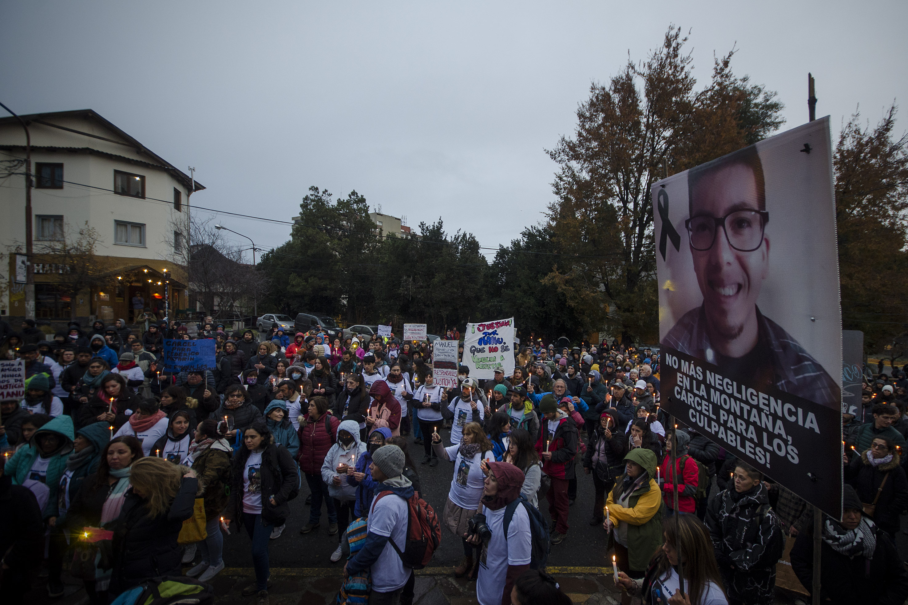 Cientos de personas se sumaron a la marcha para reclamar justicia por la muerte del joven refugiero de Bariloche, Manuel Benítez. (foto Marcelo Martínez)