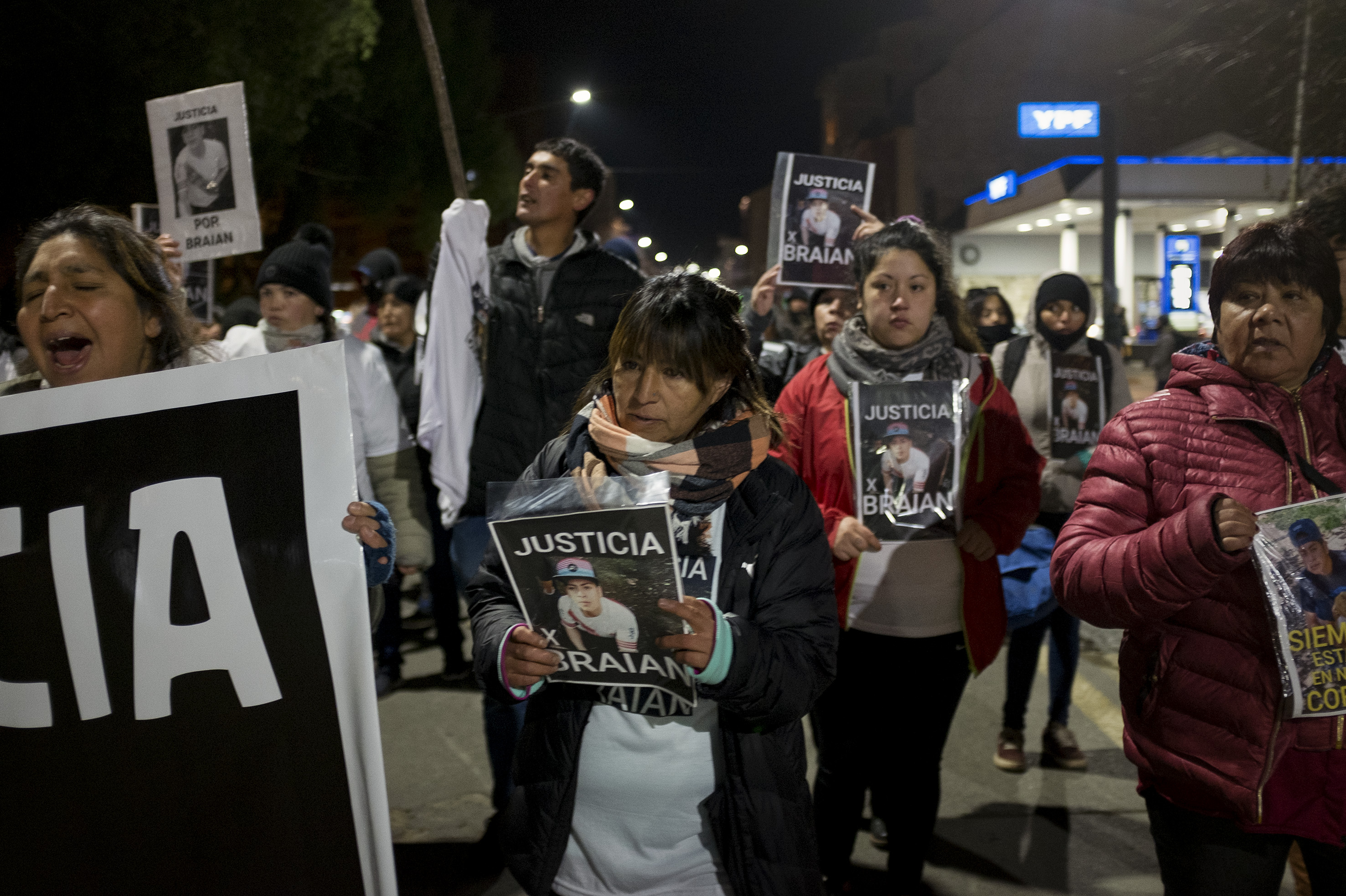 Sandra Quinchagual, madre de la víctima, sostiene la foto de su hijo en la marcha que hicieron en Bariloche. (foto Marcelo Martínez)